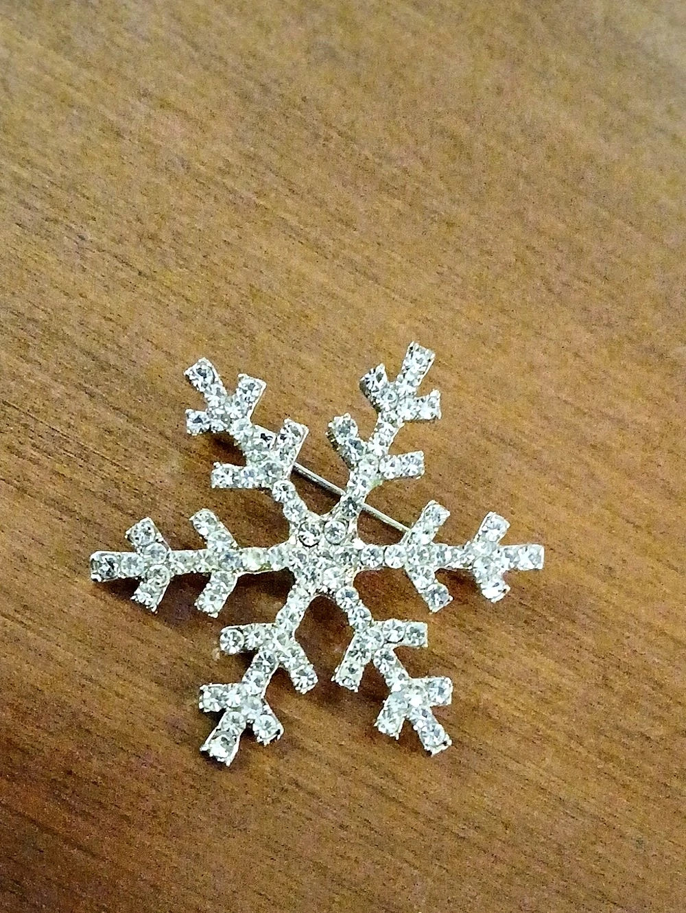 Sparkly Rhinestone Snowflake Brooch in Silver Tone Like New 2"